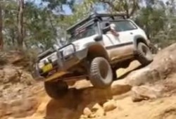 越野车最新爆料视频播放,性能与颜值并存，带你领略极限驾驶魅力